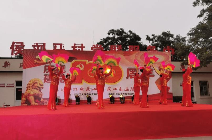 转了4圈,从最左侧车道翻到应急车道,司机逃过一劫